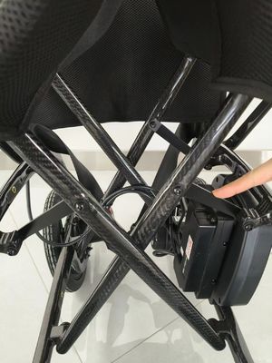 Lichte 11,5 kg elektrische rolstoel met volledig koolstofvezel frame en verlengde stoel