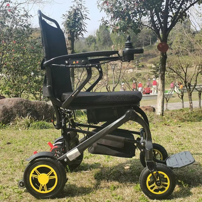 Reizen voor gehandicapten en ouderen gemakkelijker met een elektrische rolstoel van koolstofvezel